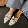 2026 Estilo Nuevo Mules Cuadrados Pequeños con Aberturas y Plisados de Tacón Medio con Hebilla Metálica, Sandalias de Verano para Mujer con Espalda Abierta para Uso en Exteriores