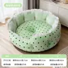 Nueva cama para mascotas de otoño/invierno con bordes rizados y estampado de lunares, hecha de tela suave y amigable con la piel con base antideslizante, similar a un sofá para mascotas.
