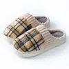 Inverno 2025 Novos Sapatos de Confinamento Quentes de Pelúcia Antiderrapantes com Solado Grosso para Uso Doméstico Interno Chinelos de Algodão Xadrez Retrô para Mulheres Outono