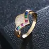 Anillo Tesoro Arcoíris Forma de V Estilo Coreano Microincrustación de Circonita Color Dorado Auténtico Electrochapado Joyería de Conservación