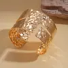 Pulsera Abierta de Metal Pesado Europeo y Americano con Pliegues Geométricos Irregulares Joyería de Mano Simple de Gama Alta de Nicho Transfronteriza para Mujeres