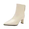 Botas pretas de bico fino estilo francês com salto grosso para tornozelo para mulheres, versáteis para combinar com casacos no outono e inverno, botas curtas elásticas de salto alto afuniladas com temperamento elegante