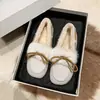 Zapatos peludos de moda y populares para mujer, nueva colección de invierno 2026, mocasines cómodos de suela blanda estilo británico, forrados de felpa para abrigar.