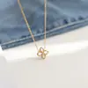 Collar Retro Europeo y Americano de Gota de Agua Flor de Cuatro Hojas Madreperla Acero de Titanio para Mujer, Cadena para Clavícula de Moda de Lujo Ligero, Accesorio Versátil