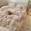 Conjunto de cama de quatro peças em renda francesa de grau A de inverno com veludo de leite, apresentando uma capa de edredom de fleece dupla face e um lençol de cama de veludo coral de fleece