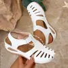 Sandalias estilo romano, un artículo popular de verano para mujer, nuevo diseño transfronterizo, disponible en tallas grandes, con diseño de punta cerrada y estilo de cuña con correa única calada 2026