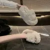 Elegantes pies cansados larga duración celebridad de internet nuevo estilo fresco incómodas zapatillas estilo pequeño Chanel stand versión coreana suela suave zapatillas de una tira 2026 mujer