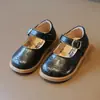 Zapatos de cuero blancos para niña con diseño calado, transpirables, nuevo modelo de verano 2026, zapatos de princesa infantiles estilo británico, bailarinas pequeñas estilo universitario