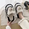 Chinelos peludos de sola reta 2026 com laço, pantufas de inverno de sola macia para mulheres e meninas, quentes e confortáveis para uso doméstico