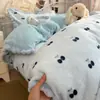 Juego de Cuatro Piezas de Terciopelo Fresco de Invierno 2026 Nuevo Estilo Funda de Edredón con Encaje y Pompón Grande Juego de Tres Piezas para Dormitorio de Estudiante