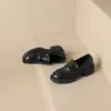 Estes mocassins de couro são incrivelmente confortáveis e têm um estilo britânico. São retrô, estilo JK, com sola grossa e salto grosso, tornando-os perfeitos para um look casual e sem esforço.