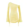 Vestido Sexy e Fashion de Um Ombro Semi-Transparente com Mangas Longas, Design com Pregas, Cintura com Cordão e Saia Curta Bodycon Ajustada