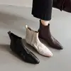 Botines Chelsea de piel de oveja en un estilo clásico y vintage, perfectos para ir al trabajo, con tacón bajo, punta cuadrada pequeña y construcción totalmente de piel, diseñados para la temporada otoño/invierno 2026 y disponibles en estilo botín corto para mujer