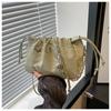 Bolso de Hombro Cruzado Tipo Cubo con Cadena de Gran Capacidad con Pliegues y Cordón Ajustable Sencillo y Elegante Tendencia Coreana Individual Verano 2024