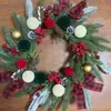 Nueva corona navideña de Amazon con agujas de pino artificiales y bolas de Navidad para ambiente festivo y decoración de escenas, adecuada para colgar en puertas de patios