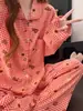Pijama de Xadrez Vermelho com Biscoitos para Menina de Verão, Conjunto de Blazer com Lapela para Primavera e Outono, Adequado para Dormitórios de Estudantes e Pode Ser Usado Fora de Casa como Roupa de Casa