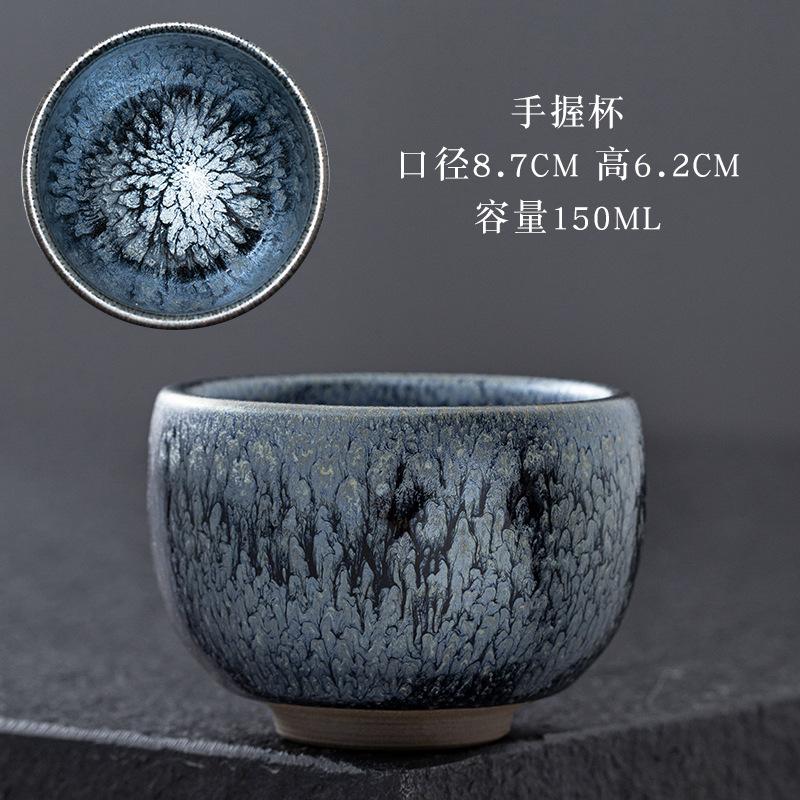 手握杯