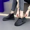 Botas de neve quentes populares para mulheres, novo estilo de inverno 2026, forradas com fleece e espessadas para aquecimento extra, sapatos de algodão estilo Nordeste, cabedal de couro antiderrapante, botas curtas