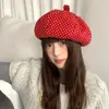 Boina de Alto Nivel Estilo Coreano con Puntos Rojos para Mujer, Gorra de Boina Caliente de Invierno para Circunferencia de Cabeza Grande que Hace que el Rostro Parezca Más Pequeño