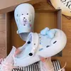 Zapatos perforados de doble uso, estilo nuevo y moderno para mujer, verano 2026, zapatillas versátiles de EVA, que aumentan la altura, de suela gruesa, ligeras, de punta cerrada para estudiantes