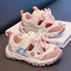 Zapatillas de entrenamiento alemanas para niña, estilo princesa, otoño, ultraligeras, modernas, transpirables, resistentes a la suciedad, suela suave, zapatillas deportivas nuevas con parte superior de malla para niñas