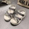 Sandalias de Mujer 2025 Verano Nuevo Estilo Coreano Inspiradas en Chanel Estudiante Modernas Velcro Súper Populares Zapatillas Planas para Mujer