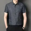Ropa de verano para hombres de mediana edad: camisa jacquard de manga corta, elástica, casual, corte holgado, estampado floral, con bolsillos funcionales, adecuada para papás