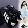 Zapatillas Infantiles con Puntera Reforzada Anti-Patadas Modelo Nuevo Otoño 2026 Zapatos Casuales Ligeros para Niños Zapatos Versátiles Forrest Gump para Niñas