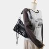 Bolso Cruzado Casual de Moda Estilo Europeo y Americano con Aceite y Cera, Remaches Cruzados, Diseño Coreano de Nicho y Sensación de Alta Gama, Bolso de Motocicleta