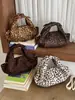 Bolso de mano de leopardo de moda transfronterizo 2026, un bolso de hombro y bolso cruzado versátil y moderno para otoño e invierno, perfecto para el trabajo y los desplazamientos