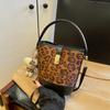 Bolso de Moda Estilo Hong Kong Estampado de Leopardo Nuevo 2025 Bolso de Axila Bolso Cubo Estampado de Leopardo Texturizado Bolso de Mano Casual