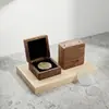 Caixa de armazenamento para moedas comemorativas em madeira maciça de nogueira preta, diâmetro externo de 68 mm, caixa de presente de madeira esculpida para embalagem de moedas de ouro e prata