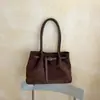 Nova bolsa de mão simples estilo cesta para mulheres, versátil e de alta qualidade, bolsa tote de luxo leve de nicho de grande capacidade