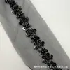 Design Floral Preto Bordado com Lantejoulas sobre Base de Tule, Miçangas de Imitação Feitas à Mão, Bordado Computadorizado e Tiras de Lantejoulas