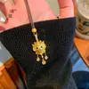 Tienda de Oro Puzuo Mismo Estilo Oro Arena Accesorios DIY Moneda de Pedrería Colgante de Borla Pixiu Collar para Mujeres Cadena de Suéter China