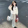 Atuendo Versátil Estilo Universitario para Primavera y Otoño: Nuevo Conjunto de Dos Piezas con Top de Dibujo Animado Hello Kitty con Cuello y Pantalones de Pierna Ancha a Cuadros