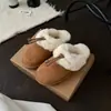 Botas de neve amarelas pequenas com pele de ovelha e pelo integrados para mulheres, novo estilo Outono/Inverno 2026, bico fechado, versátil, de calçar, pantufas de pelo