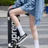 Calcetines para amantes de la marea ins calcetines casuales deportivos blancos y negros calcetines a rayas hombres y mujeres dos rayas estilo académico calcetines de tubo al por mayor