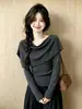 Suéter sexy y seductor de un solo hombro y manga larga, una elegante capa base para mujer, con un diseño que ciñe la cintura para crear un look juvenil.. A14404