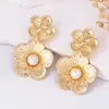 Brincos Europeus e Americanos Transfronteiriços Simples de Luxo Leve Retrô Minimalistas de Metal com Pérolas Artificiais Textura Única Flor Versáteis para Mulheres