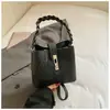 Bolsa de Balde Casual Portátil Transfronteiriça para Mulheres, Nova Bolsa de Ombro Moda Tendência 2026, Bolsa Transversal Simples e Única de Nicho