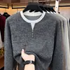 Sudadera de cuello alto de imitación de dos piezas para hombre, nueva colección otoño 2026, ribete en color contrastante, base de color liso, camiseta de punto de manga larga para hombre