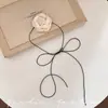 Elegante colar floral preto e branco estilo francês com senso de atmosfera, gargantilha de fita, corrente de clavícula em camadas doce e cool para garotas da moda