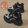 Sapatos Torre com Aumento de Altura Forrados com Fleece Femininos Outono e Inverno Sola Grossa Colorblock Sapatos Casuais Leves e Confortáveis Tênis de Corrida para Estudantes