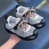 Sapatos versáteis para caminhada ao ar livre para crianças, nova coleção primavera 2026, cabedal de couro para meninas, respirável, estilo coreano, e sapatos para meninos