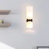 Lámpara de pared LED moderna y minimalista de doble cabezal para dormitorio, mesita de noche, espejo de baño, hotel y casa de huéspedes, con iluminación hacia arriba y hacia abajo, hecha de hierro