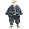 Conjunto de Roupa de Outono para Meninos 2026 Novo Estilo Bebê Crianças Primavera e Outono Estiloso Jeans Manga Longa Conjunto de Três Peças para Meninos