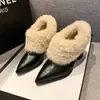 Sapatos de Couro Femininos Retro One-Step Plus Veludo Bico Fino Tamanho Grande Pequeno 2026 Outono/Inverno Novos Sapatos de Pelo Únicos Sapatos de Algodão Quentes