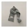 Bufanda de invierno para niños estilo coreano, diseño nuevo, color liso versátil con un pequeño logo blanco, calentador de cuello de pompón de moda, venta al por mayor