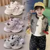 Zapatillas deportivas para niños con suelas blandas, nuevo modelo otoño 2026, zapatos tipo dad de malla transpirable para niños, zapatillas de correr antideslizantes para niñas, modernos